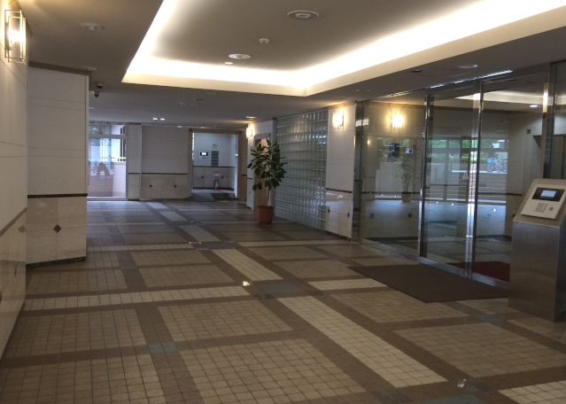 エントランスのガラスの破損など、個人賠償責任保険で補償される場合が多い