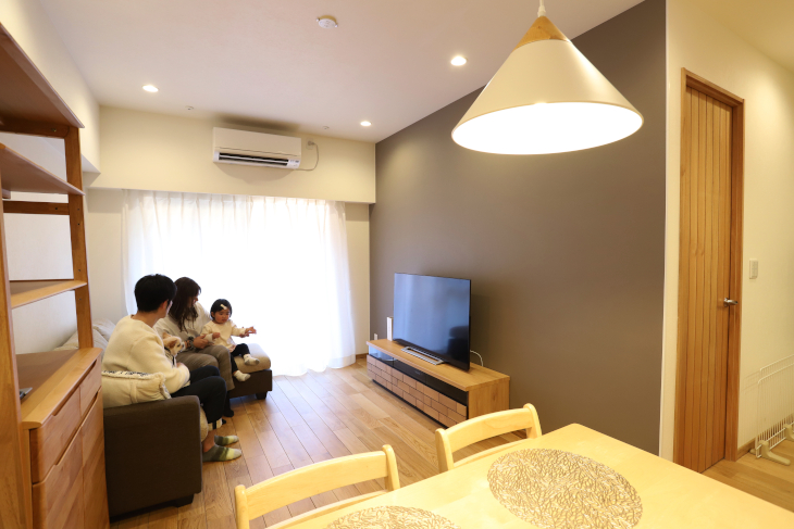 リビングでくつろぐファミリー