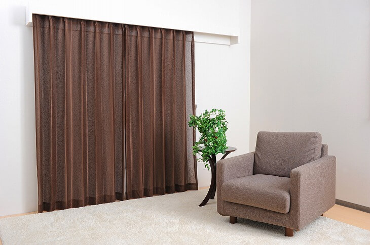  壁付け納まりは壁側・上部・部屋側・サイド部分に板がついた箱型のカーテンボックス 