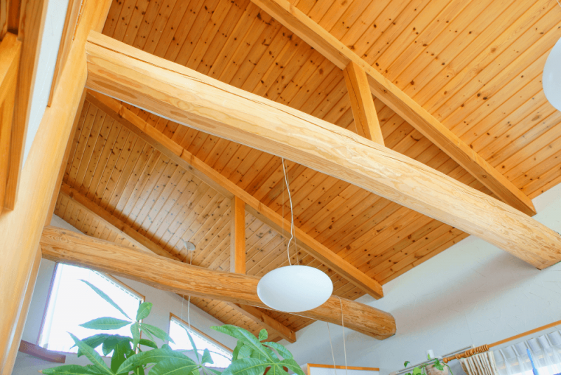 勾配天井のメリット・デメリットは？照明器具やおしゃれな実例を紹介