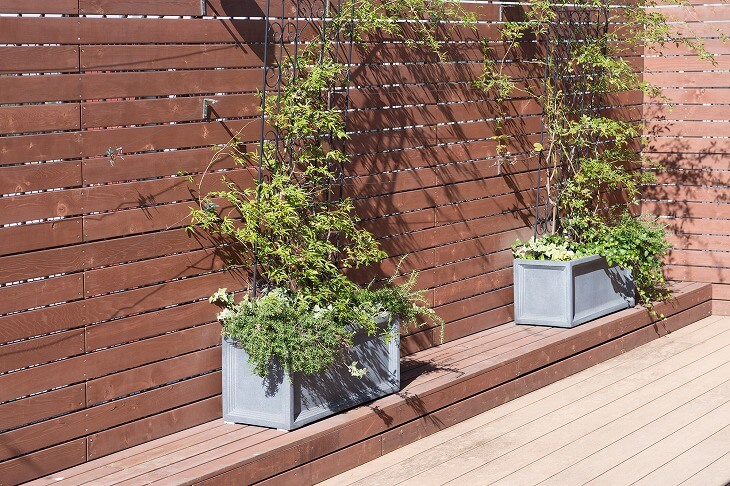 テラスのプライバシー対策は最も重要。フェンスや外壁だけでなく、プランターや植木などの植物も「目隠し」に利用可能