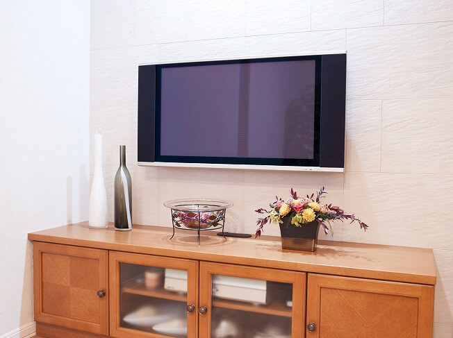 インテリア性にも優れた壁掛け式の薄型テレビは最近人気だが、エコカラットの上からは設置できないので、施工の際は計画的に