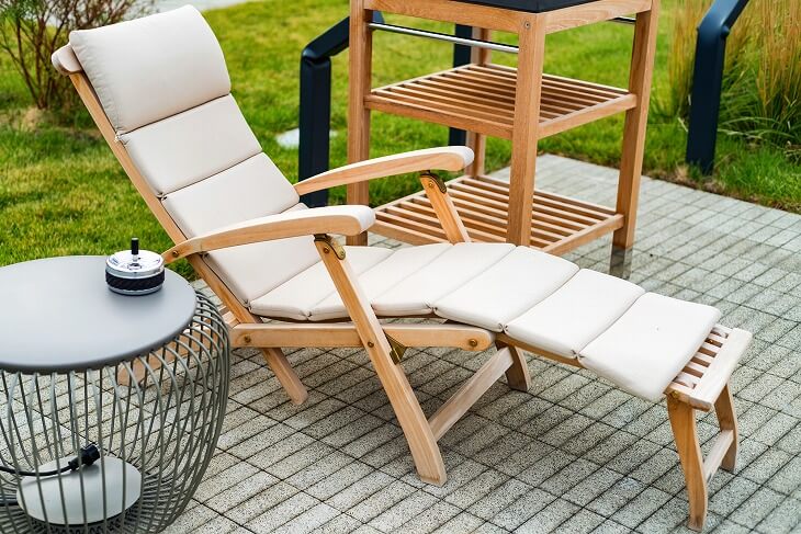 テラスをリビングルームの延長に。晴れの日にはお気に入りのインテリアを置いて、リフレッシュしながら「おうち時間」を満喫