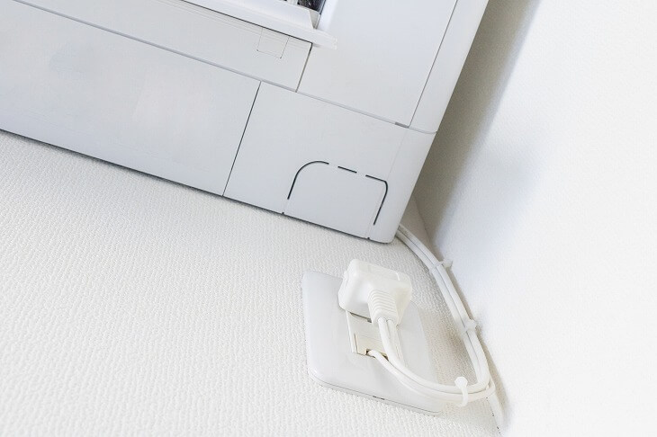 納戸の湿気・カビ対策は必須なため、エアコンは是非とも設置したいところ。コンセントがあると除湿器なども使えて大変便利