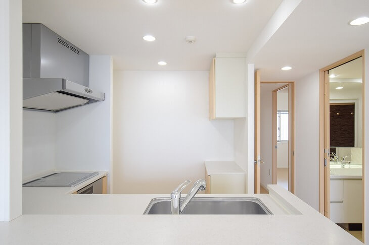 シンクとコンロだけでなく、冷蔵庫や食器棚との動線も考慮すると理想的なワークトライアングルに