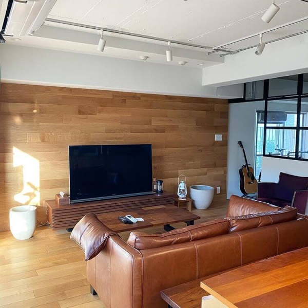 壁に無垢材を使った個性的なリビング