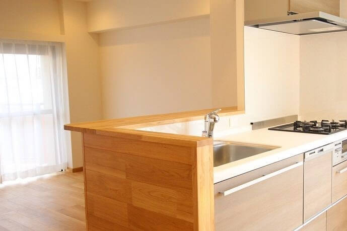 バルコニーに面した明るいリビングダイニングキッチン