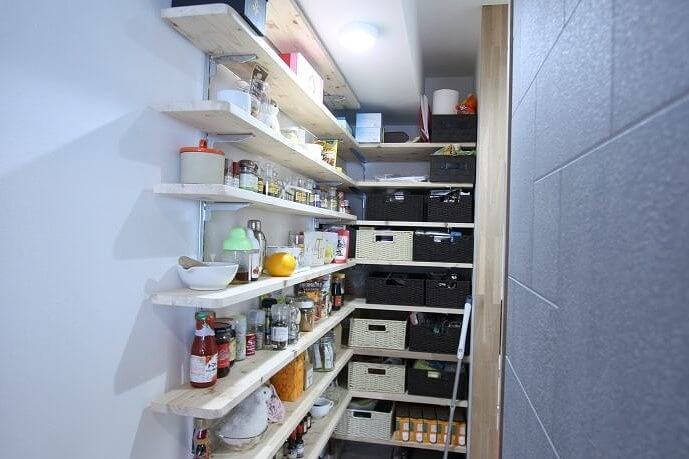 キッチンの収納棚。狭いスペースも調味料向けの収納場所なら広さとしては十分
