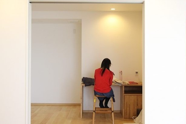 造作デスクにすると椅子の高さも自分に合わせやすいのもメリット。右下の空間はオーダーならではの猫用の寝室