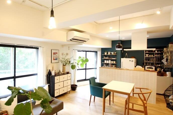 無垢材フローリングにブルーの壁、家具が映える、こだわりのリビング