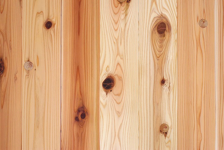 天然木の「節」が少ない「無節」ほど、価格は高額に。節目が目立つ「節あり」は、クローゼットなどの目立たない箇所に用いられる