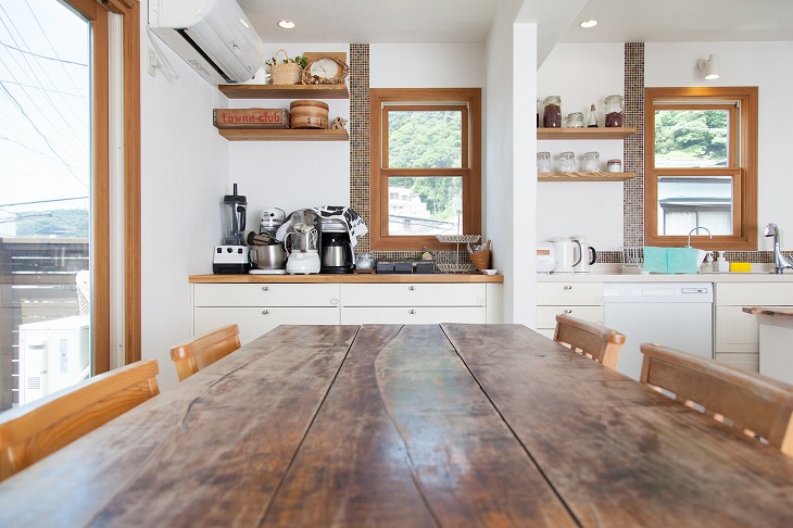 時間とともに色合いや質感の変化を楽しめるのが天然木の醍醐味。何気ない傷やシミも、年月とともに味わいや思い出に変わる