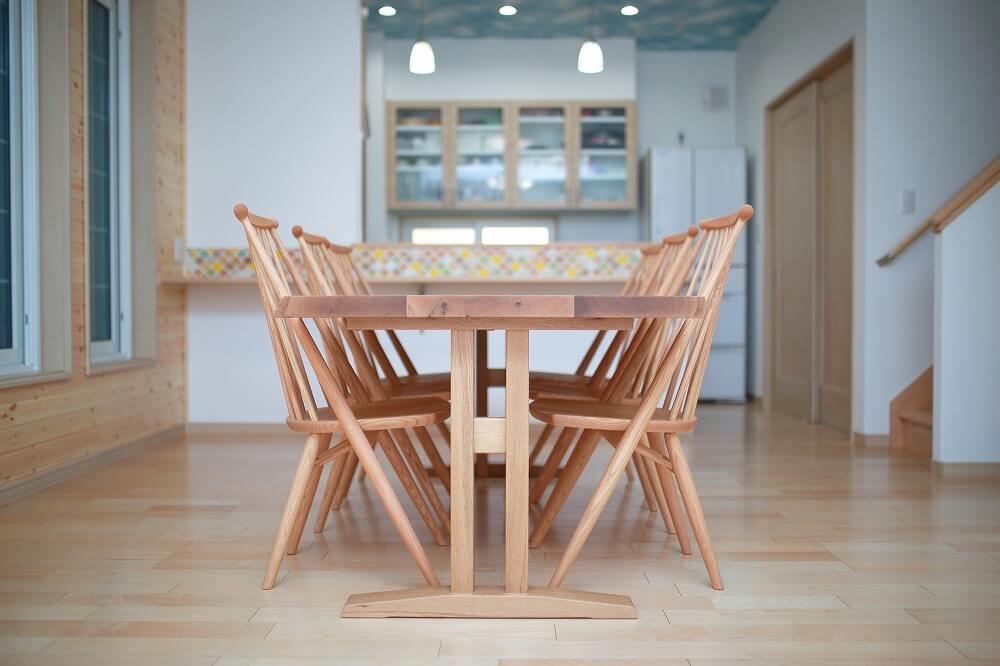無垢材の家具ならではの魅力や注意点、手入れ方法を紹介