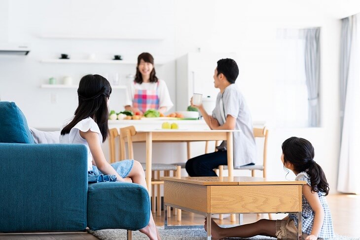 小さい子どもがいる家庭はキッチンを対面式にすれば、料理中もコミュニケーションがとりやすい