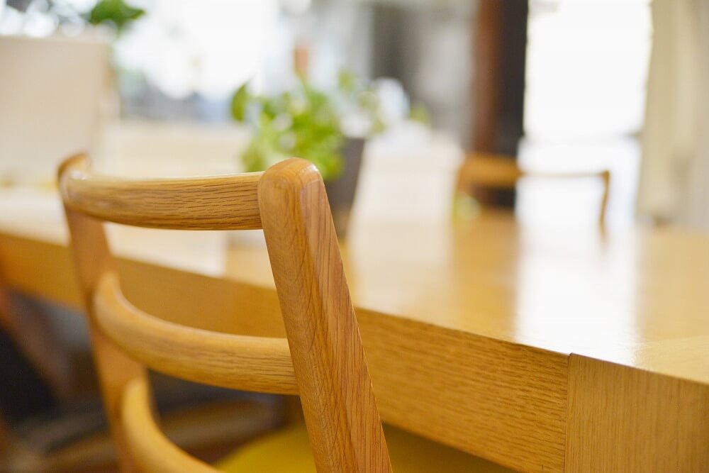 無垢材テーブル を生涯愛用 無垢材のメリット デメリット 簡単にできるオイルメンテナンスを紹介 Logrenove ログリノベ