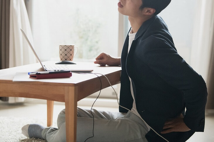 テーブルと椅子が合わないと、腰や首など体を痛めてしまう。長時間でも快適に作業できるデスク・チェアを用意したいところ