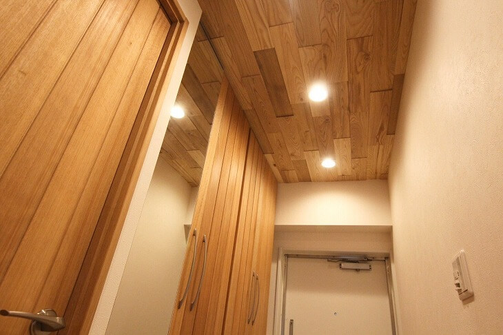 天井に無垢材を使い場合は床やドア、壁などとのバランスが重要