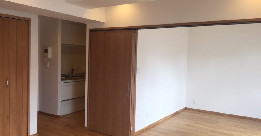 すっきりしたワイドリビング、クローゼットと書斎 すっきりしたワイドリビング、クローゼットと書斎