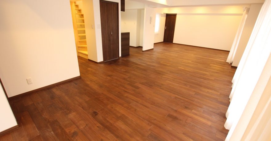 高級感溢れる浴室と開放感のある玄関。上質で落ち着いたモダンマンション 高級感溢れる浴室と開放感のある玄関。上質で落ち着いたモダンマンション