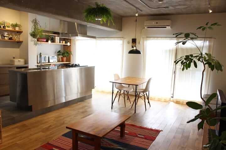 コンクリート×ステンレスでインダストリアルなキッチン