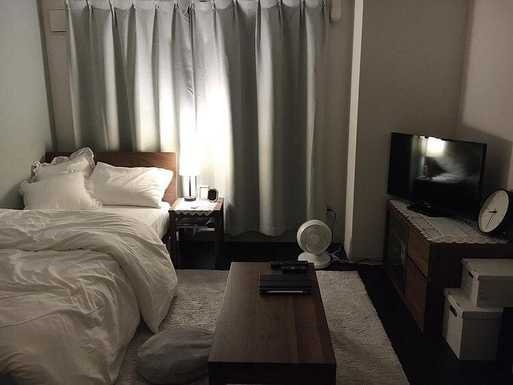 ウォールナット家具で揃えたひとり暮らしのインテリア