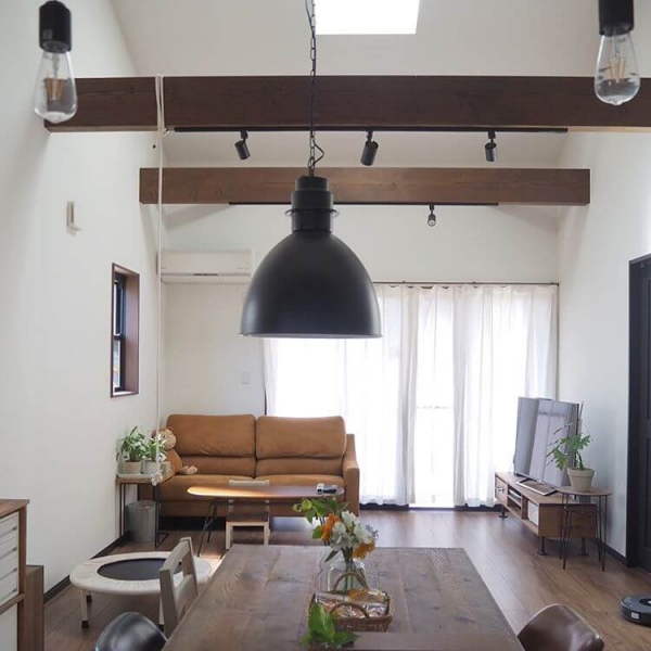 梁に照明を取り付けることで、よりおしゃれな雰囲気を演出できます。梁に照明を取り付ける場合は、ペンダントライトやスポット照明など、シンプルなデザインのものがおすすめです。梁にライティングレールを設置すると、照明を好きな場所に配置できます。家具のレイアウトや部屋の雰囲気に応じて照明を使い分けられるため、照明を生かした部屋作りに最適です。