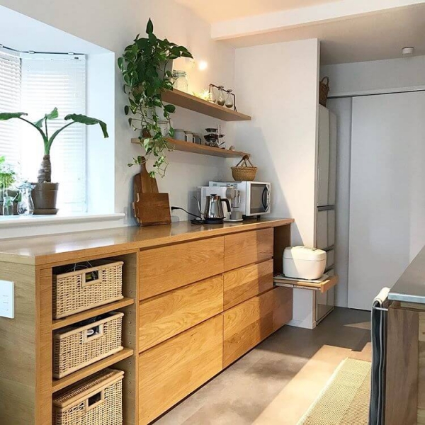 収納たっぷりの無垢材ペニンシュラキッチン