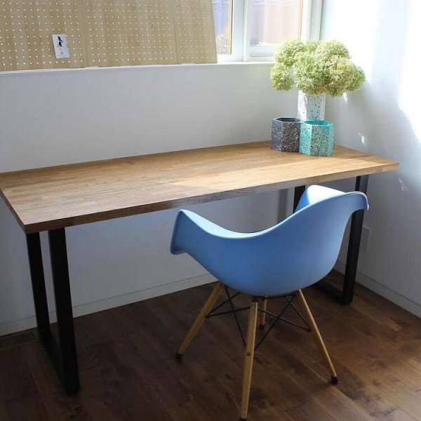 ナラ材デスクで北欧ワークスペースに
