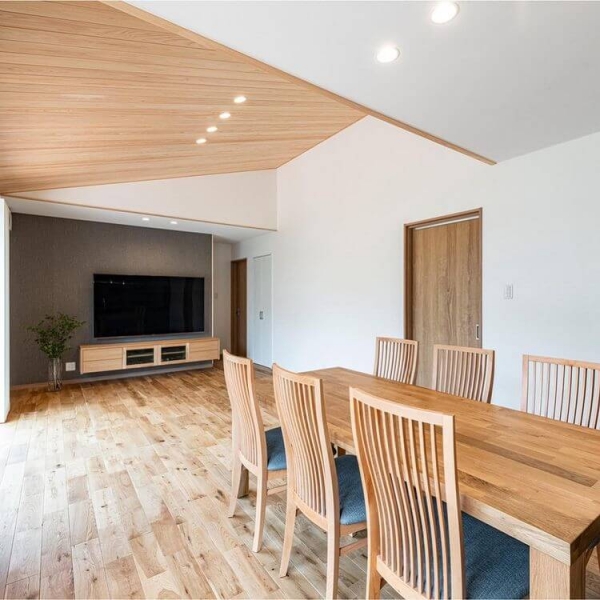 ナラ材フローリングでおしゃれで高級感のある床に