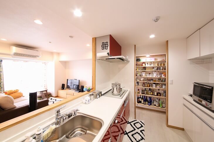 キッチンからリビングが見渡せる間取りにリノベーション