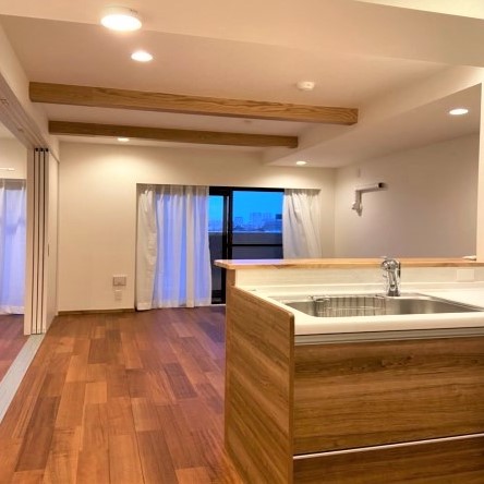 赤褐色が温かみのあるリビングを演出