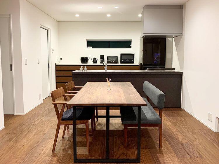 アイアン素材と相性抜群のウォールナット