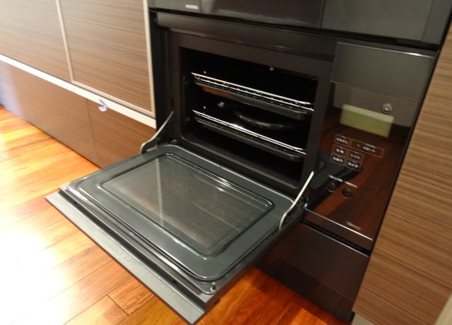 はめ込み型のオーブンは女性のあこがれ。色味も統一しました