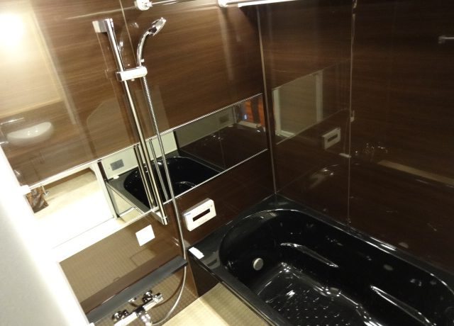 広々としたバスルームもお部屋の印象と合わせて壁面をチョイス