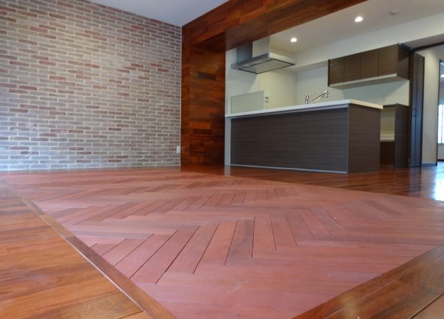 フローリングに高級感と落ち着きを感じる天然のカリン材をチョイス