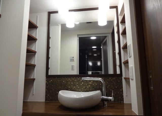 ころんとした形のかわいらしい洗面ボウル。両サイドの収納も完璧