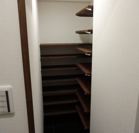 沢山の靴を収納できるシューズインクロゼット。