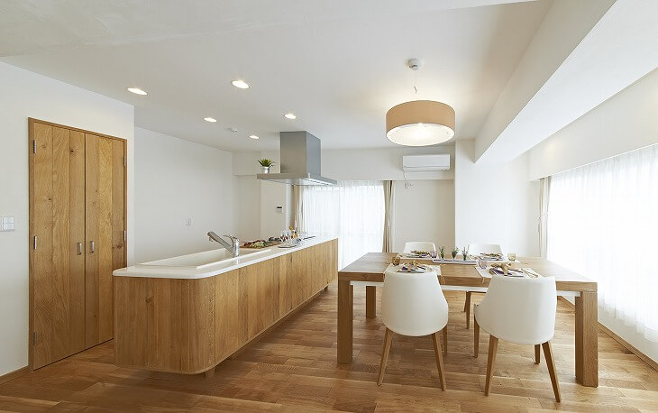 床、テーブル、キッチン、扉と全体的に無垢材を使ったこだわりのダイニングキッチン