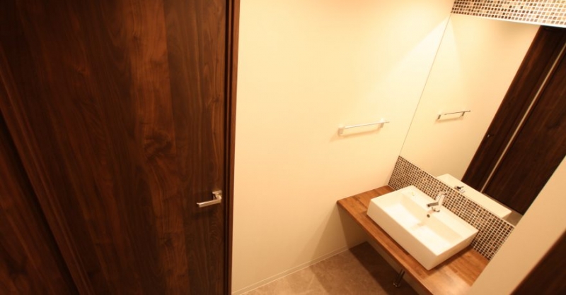 鏡の周りにはタイルを施し、お洒落な空間に