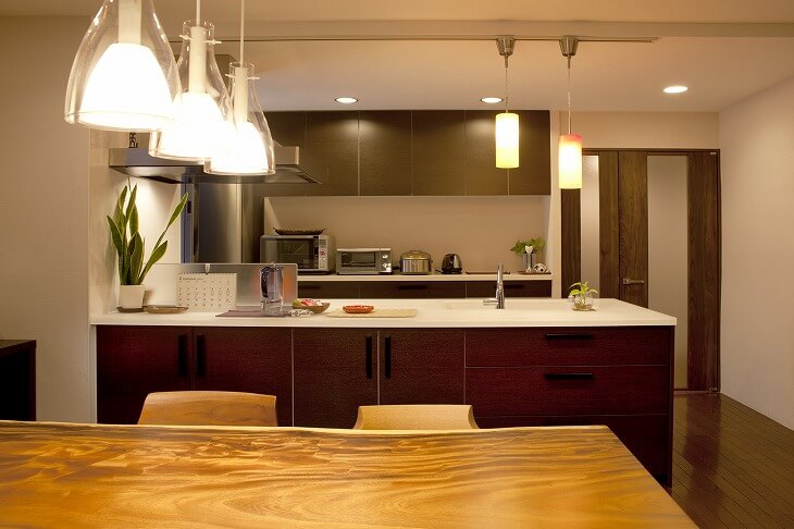 ダイニング側に高い収納力を出した対面式キッチン