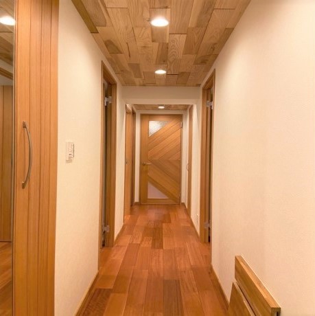 ドアや収納の扉と調和のとれたアムギスの廊下