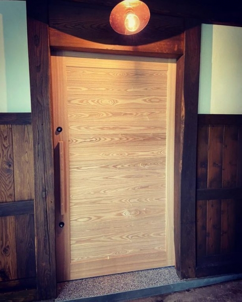 古民家の雰囲気溢れる玄関ドア