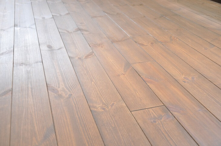 なぜ無垢フローリングに床下暖房を設置するのは難しいのか