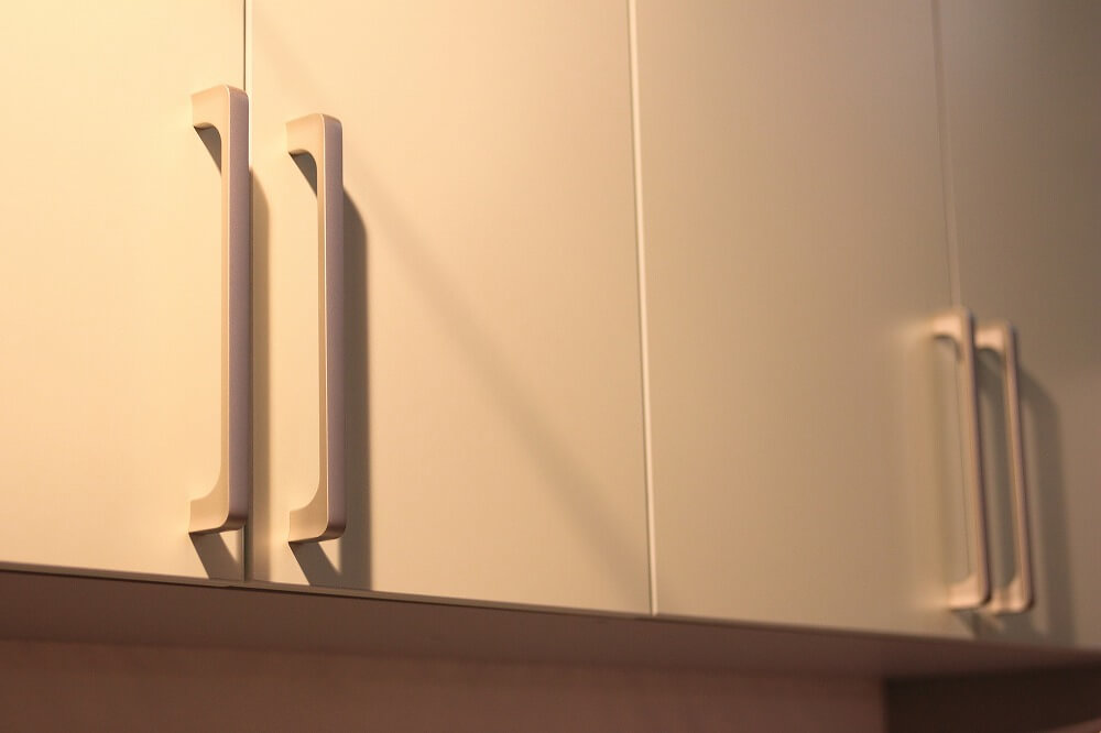 キッチン吊り戸棚の収納アイデア 収納ボックスの選び方 人気の昇降式吊り戸棚についても解説 Logrenove ログリノベ