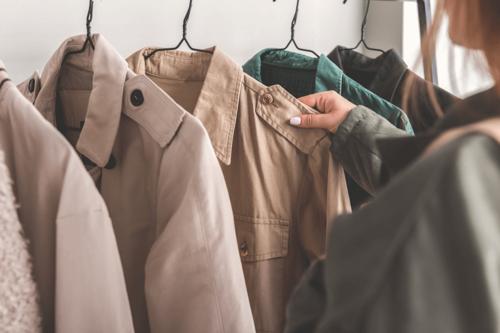 玄関におすすめのコート掛けアイデア スリムな収納で見た目もすっきりおしゃれに Logrenove ログリノベ