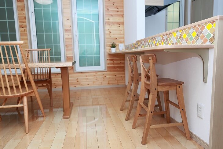 無垢材のカウンターテーブルと椅子