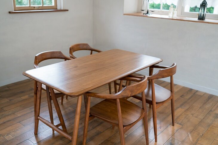 突板家具のダイニングテーブル