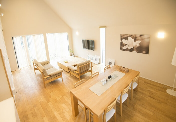 タモ材を活用したおしゃれなインテリア・家具レイアウト実例