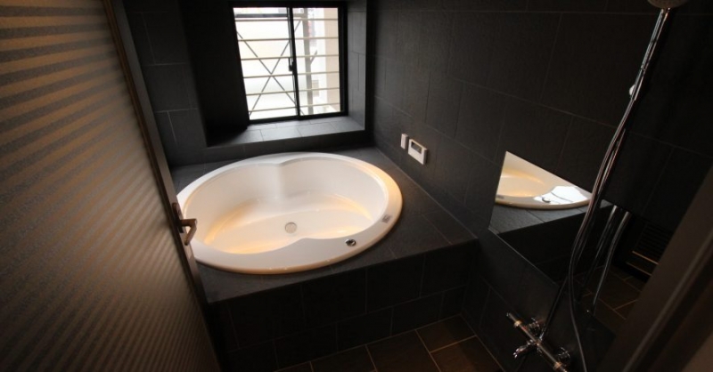 高級感溢れる浴室と開放感のある玄関